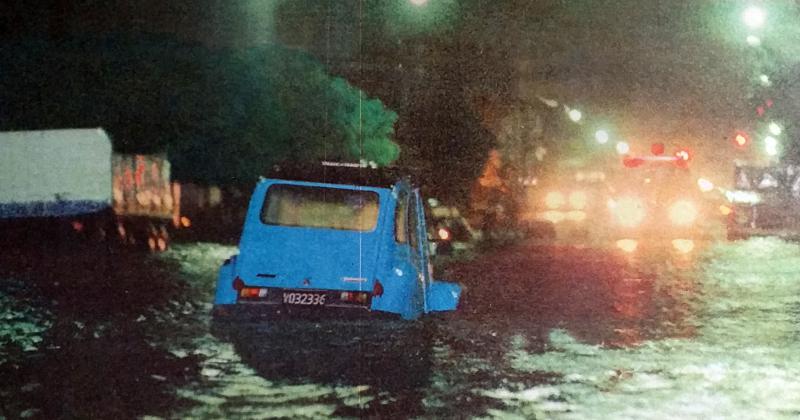 Durante una gran tormenta en Olavarría se anegaban calles de vereda a vereda