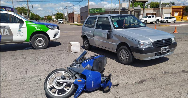 Un motociclista fue trasladado al hospital luego de chocar con un auto