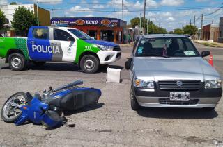 Un motociclista fue trasladado al hospital luego de chocar con un auto