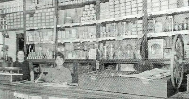 n imagen de la década vemos a uno de los tradicionales almacenes del microcentro olavarriense el de don Santos Patané que estaba ubicado en la esquina de Alsina y Sargento Cabral y estuvo abierto hasta 1957