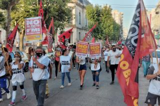 Organizaciones marchando en contra del acuerdo del Gobierno con el FMI