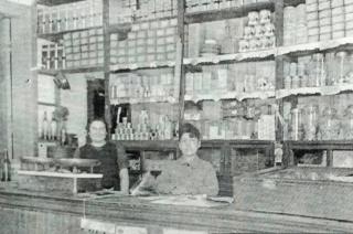 n imagen de la década vemos a uno de los tradicionales almacenes del microcentro olavarriense el de don Santos Patané que estaba ubicado en la esquina de Alsina y Sargento Cabral y estuvo abierto hasta 1957