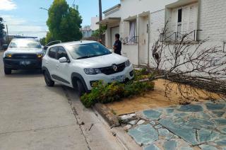 San Vicente- un conductor perdioacute el control de su auto y choco contra una planta