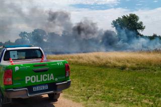 Incendio de pastos en barrio Nicolaacutes Avellaneda