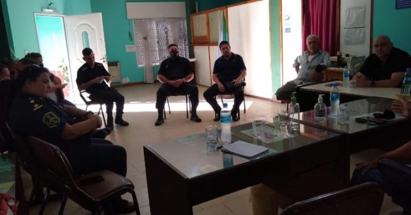 Reunioacuten preventiva de seguridad en la Escuela del barrio CECO I