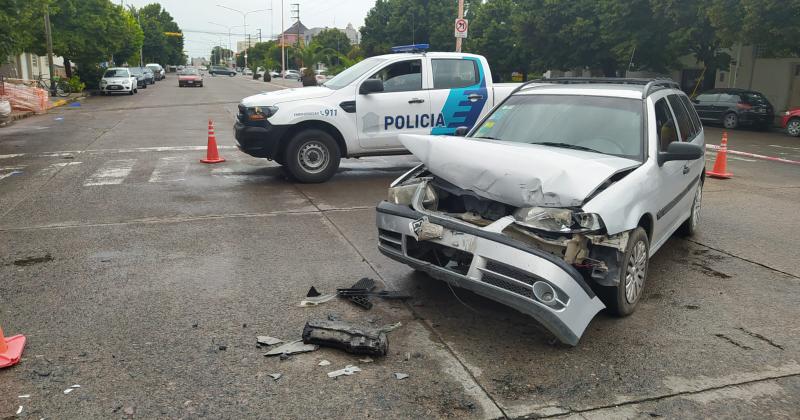 Fuerte choque entre un camioacuten y una camioneta