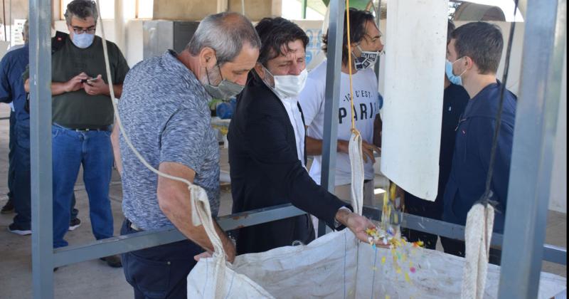 El intendente municipal Pablo Torres y el ministro de Producción Ciencia e Innovación Tecnológica bonaerense Augusto Costa en un momento de la recorrida por Planta de Tratamiento de Residuos Sólidos Urbanos