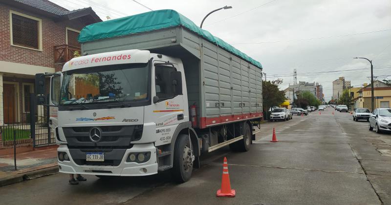 Fuerte choque entre un camioacuten y una camioneta