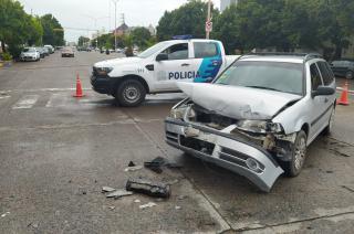 Fuerte choque entre un camioacuten y una camioneta