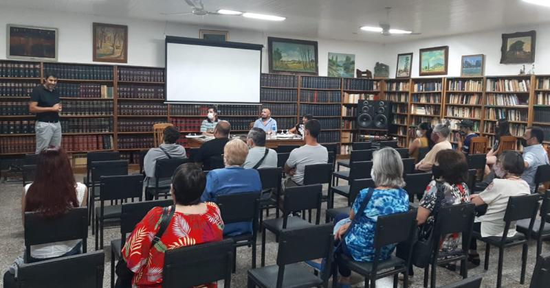 Mauricio Villarreal presentoacute su tercer libro en la Biblioteca Popular