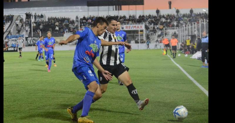 Ferro volvió a Bahía Blanca con un valioso empate después de jugar m�s de 45 minutos con dos hombres menos