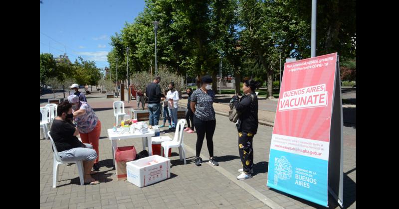 Covid-19- hoy se vacunoacute en el Paseo Mendiacutea