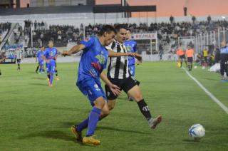 Ferro volvió a Bahía Blanca con un valioso empate después de jugar m�s de 45 minutos con dos hombres menos