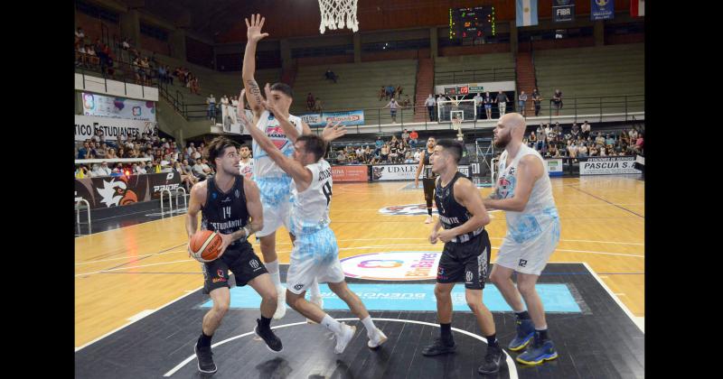 Estudiantes logró el pasado jueves un trabajoso triunfo ante Z�rate B�sket 81-72 en el Maxigimnasio