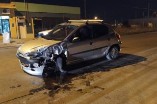 Fuerte impacto entre un auto y una camioneta