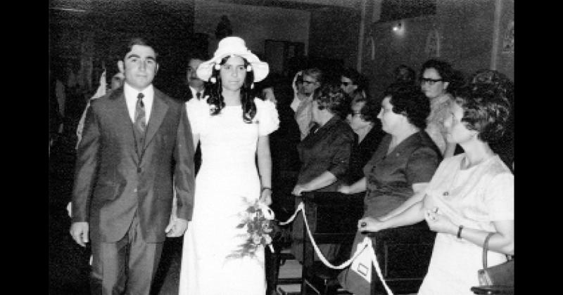 Hace 50 años Rubén Gianonni y Alicia Bedecarras daban el sí y luego festejaban con la sonrisa de la felicidad dibujada en sus rostros