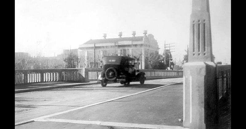 Antigua vista del puente de la calle Belgrano sobre el arroyo Tapalqué cuya construcción data de 1932