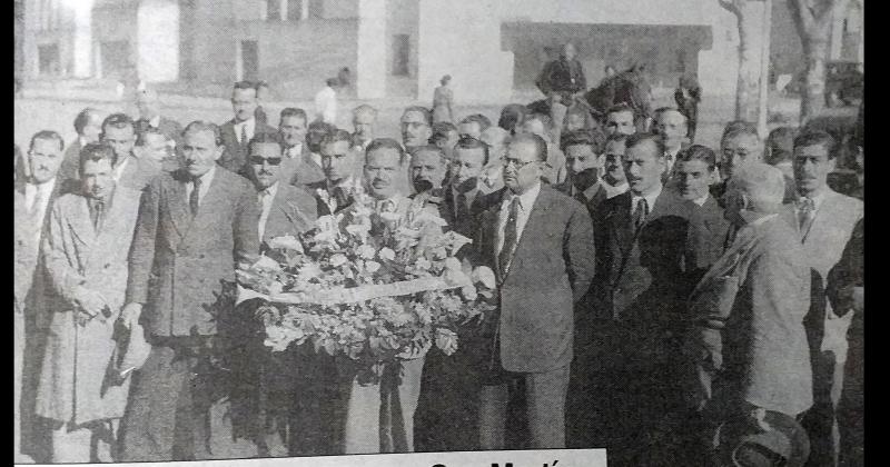 En 1950 en el Año del Libertador General José de San Martín los peluqueros olavarrienses le rendían un homenaje al Padre de la Patria frente al Municipio