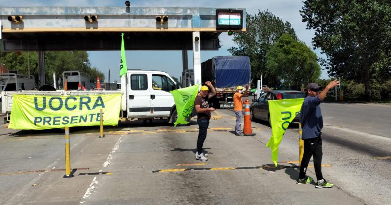 Trabajadores de la Uocra realizaron una manifestacioacuten en el peaje de Hinojo