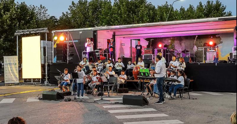 La Orquesta Municipal de Laprida ofreció su programa  Radio Cumbia