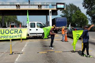 Trabajadores de la Uocra realizaron una manifestacioacuten en el peaje de Hinojo