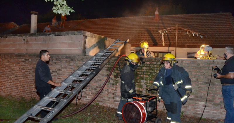 Incendio en un galpoacuten en el Sector I del barrio CECO