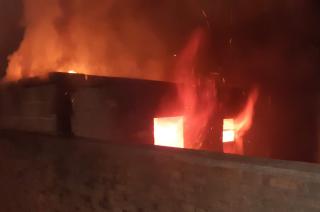 Incendio en un galpoacuten en el Sector I del barrio CECO