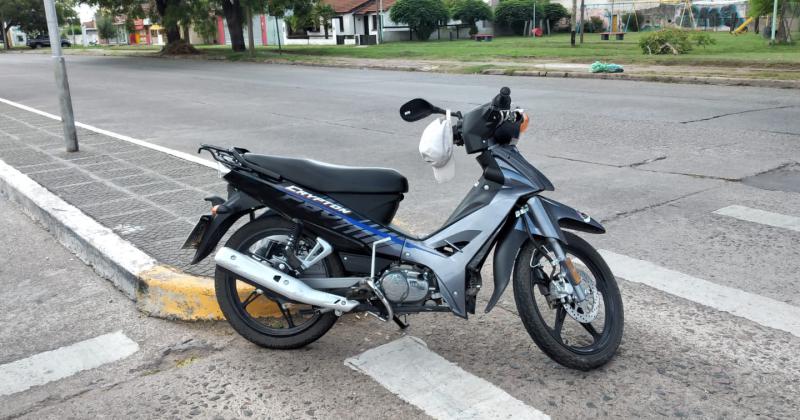 Un motoclicista resultoacute herido luego de chocar con un auto