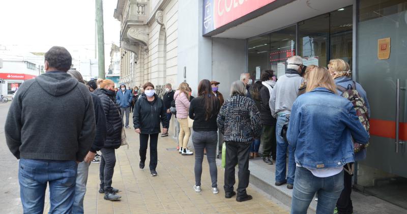 Jubilados bonaerenses percibiraacuten sus haberes de febrero desde el jueves 24