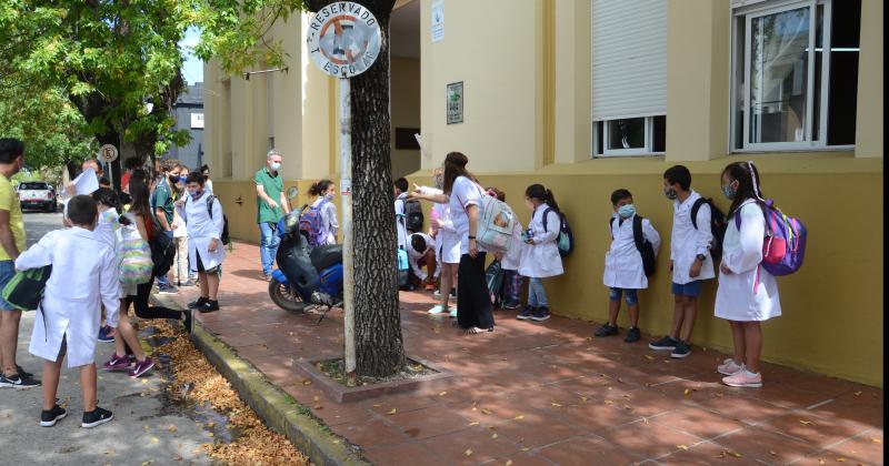 Aseguran que el inicio de clases encuentra a casi el 80-en-porciento- de estudiantes vacunados