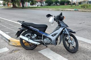 Un motoclicista resultoacute herido luego de chocar con un auto