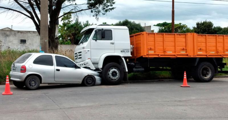 Una joven herida al chocar su auto con un camioacuten estacionado