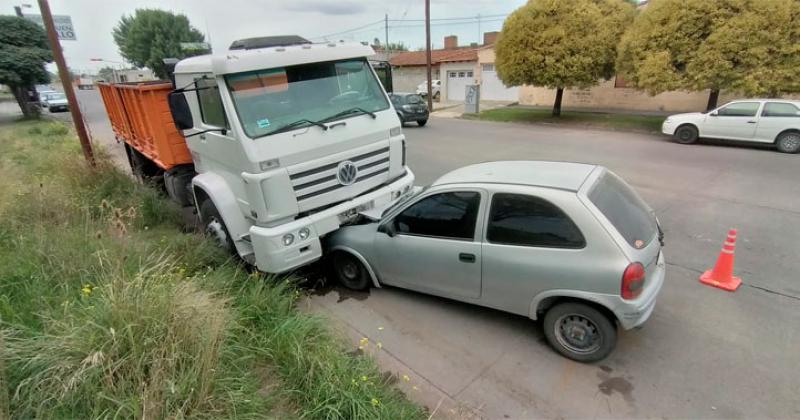 Una joven herida al chocar su auto con un camioacuten estacionado