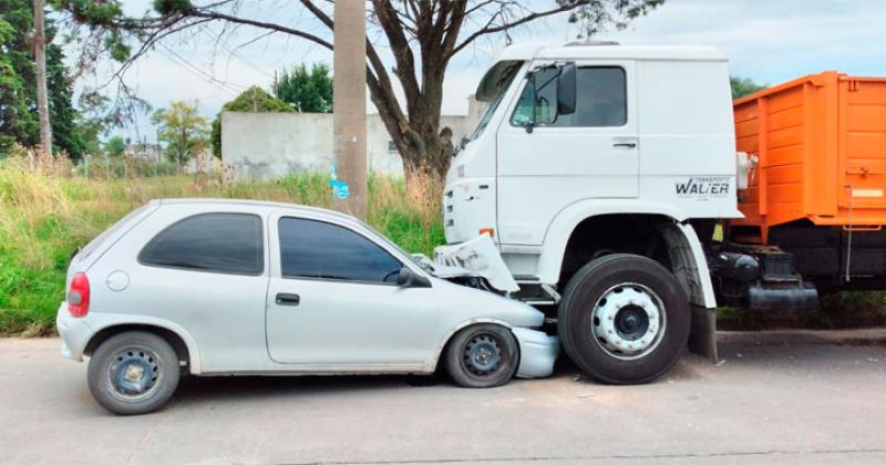 Una joven herida al chocar su auto con un camioacuten estacionado