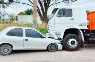 Una joven herida al chocar su auto con un camioacuten estacionado