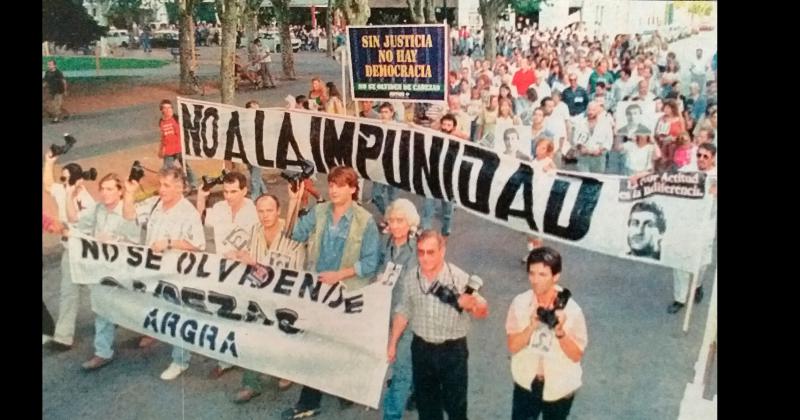 Marcha de silencio en las calles de Olavarría en 1997 para decir no nos olvidamos de Cabezas