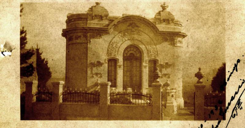 Antigua postal del actual edificio de la Biblioteca Sarmiento de la localidad de Hinojo