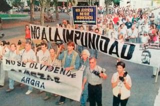 Marcha de silencio en las calles de Olavarría en 1997 para decir no nos olvidamos de Cabezas