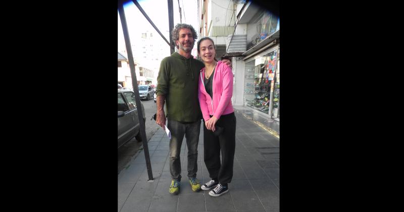 Leandro y su hija Luandra paseando en la calle Vicente López (Foto Chino Merlos)