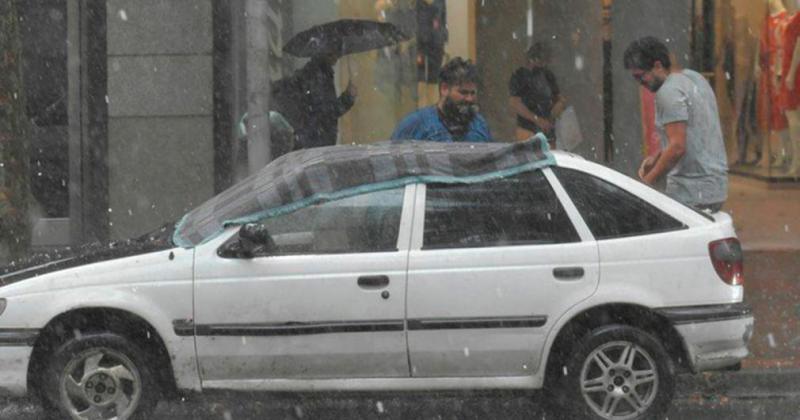 Se cae el cielo- la piedra golpeoacute a Mendoza y peligra la cosecha