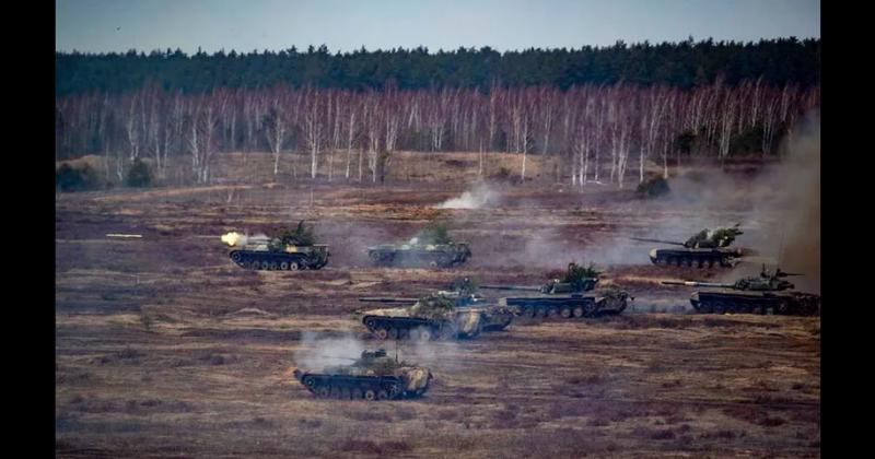 Tanques rusos en Belarús desde donde Rusia entró hacia la planta de Chernobyl