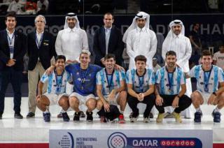 Arriba segundo desde la derecha Nasser Al-Khelaifi (presidente del PSG) abajo primero desde la izquierda Fede Chingotto Fue durante el Mundial de p�del en Qatar