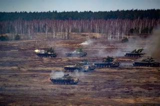 Tanques rusos en Belarús desde donde Rusia entró hacia la planta de Chernobyl