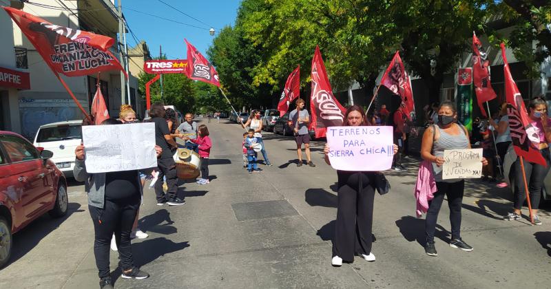 Los manifestantes cortaron la calle Alsina