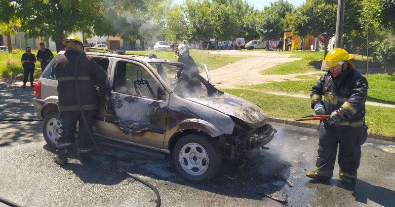 Una camioneta sufrioacute peacuterdidas totales tras un incendio