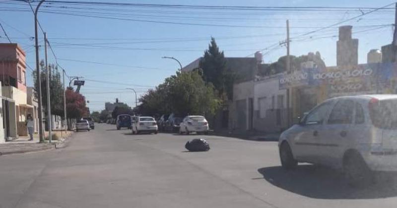 Un problema habitual en San Vicente- una bolsa de residuos en medio de la calle