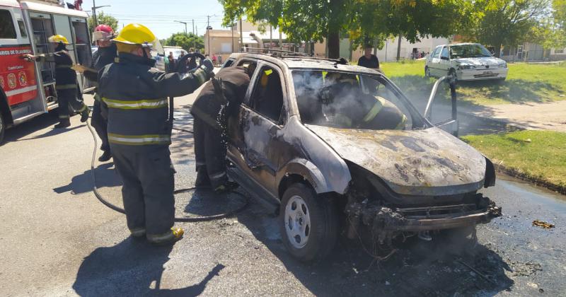 Una camioneta sufrió perdidas totales tras un incendio