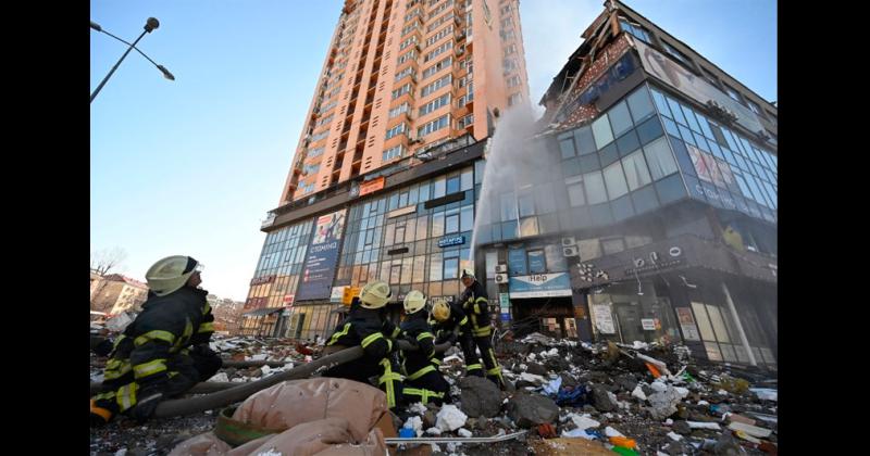 Combates en las calles de Kiev y un edificio alcanzado por los misiles rusos