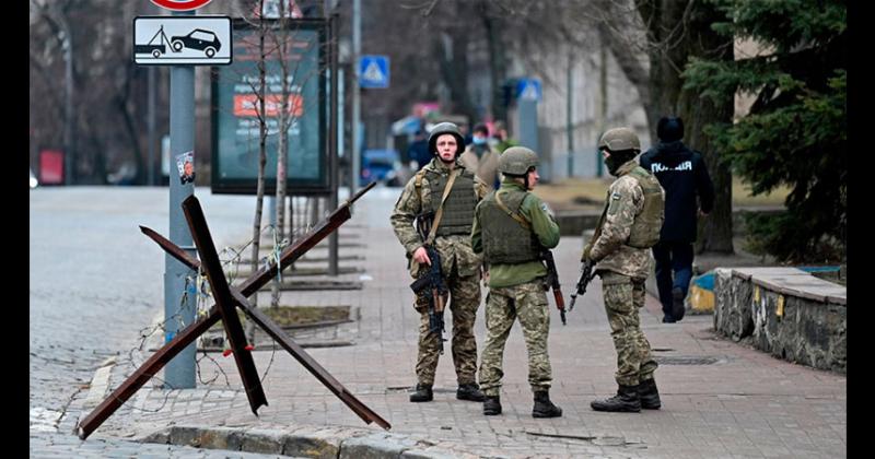  Ucrania intenta resistir a una invasión militar rusa con combates en el centro de la capital