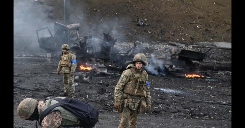 Combates en las calles de Kiev y un edificio alcanzado por los misiles rusos